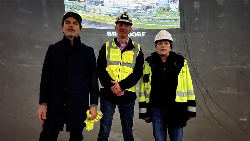 Letzte Besprechungen in der dunklen Kuppel, an deren Wänden Videos projiziert werden (von links): Sebastian Gramss, Hans-Georg Willschütz und Gudrun Barenbrock.