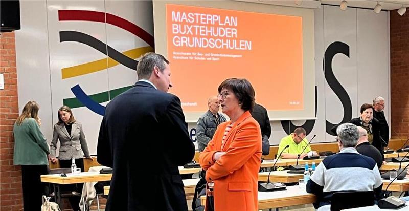 Letzte Gespräche vor der Vorstellung des Masterplans. Hier reden Bürgermeisterin Katja Oldenburg-Schmidt und der CDU-Fraktionsvorsitzende Olaf Riesterer miteinander.
