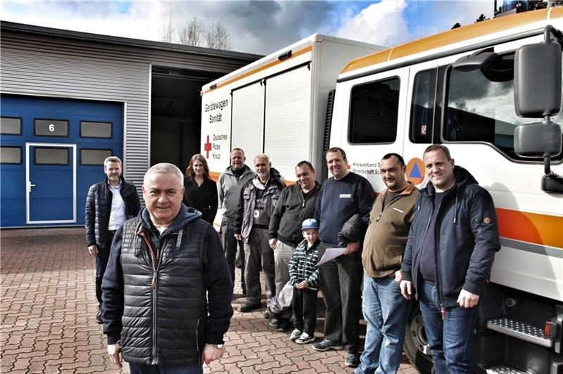 Letzte Lagebesprechung: Grischa Kaflowskij (vorne), Ukrainer mit zweiter Heimat in Drochtersen, fährt mit neun Leuten von Feuerwehr und DRK an die polnisch-ukrainische Grenze, um Hilfsgüter und einen Rettungswagen zu übergeben. Foto: Richte