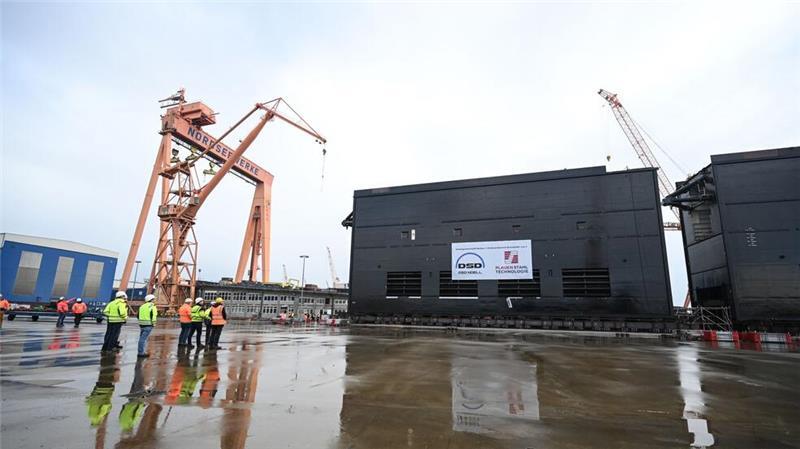 Tonnenschwere Kolosse für den Nord-Ostsee-Kanal fertig Letzte Montageschritte an den Toren sollen im Freien erfolgen.