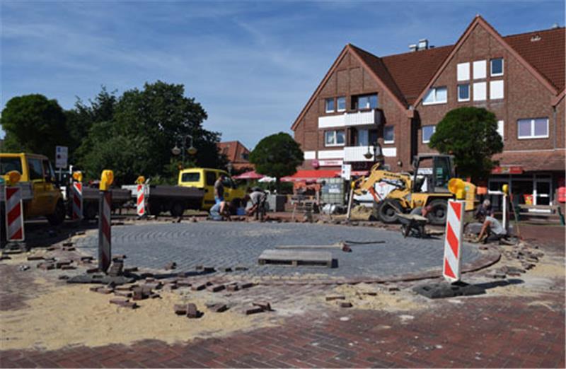 Letzte Pflasterarbeiten auf dem Altländer Markt in Jork am Donnerstag. Foto: Richter