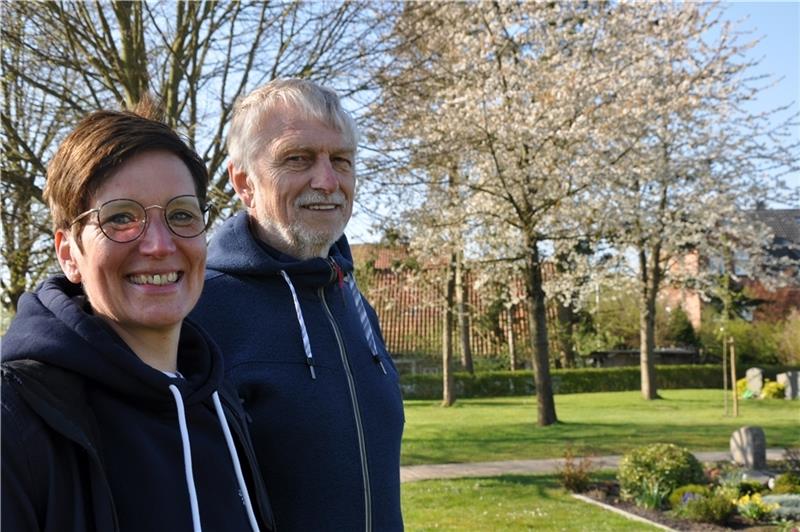Warum die neuen Baumbestattungen in Mittelnkirchen beliebt sind Letzte Ruhe unter blühenden Kirschbäumen: Die Kirchenvorsteher Sabine Schliecker und Wilfried Heinsohn haben eine neue Anlage für Baumbestattungen gestaltet. Foto: Lankuttis