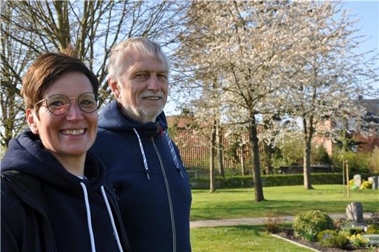 Letzte Ruhe unter blühenden Kirschbäumen: Die Kirchenvorsteher Sabine Schliecker und Wilfried Heinsohn haben eine neue Anlage für Baumbestattungen gestaltet. Foto: Lankuttis