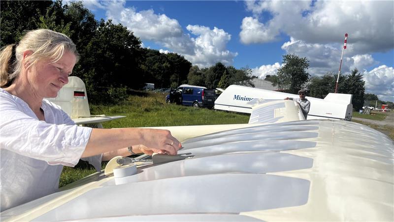 Letzte Vorbereitungen für den Erstflug nach der Flügel-Restaurierung. Im Hintergrund der Transportanhänger für die Minimoa.
