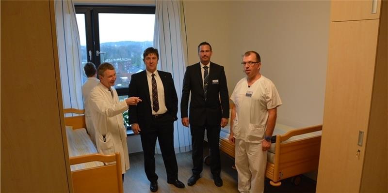 Letzte Vorbereitungen in einem Patientenzimmer : Martin Huber, Siegfried Ristau, Bauprojektleiter Weber und Mitarbeiter Udo Ohm.