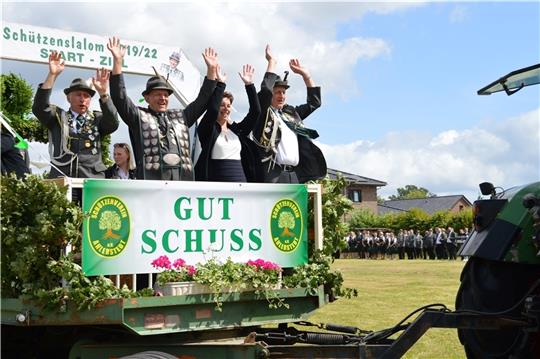 Letzter Auftritt nach drei Jahren: Das Königspaar Martin und Bärbel Schwarz mit den Adjutanten Johann Allers (links) und Hinrich Müller. Foto Hardtke-Arndt