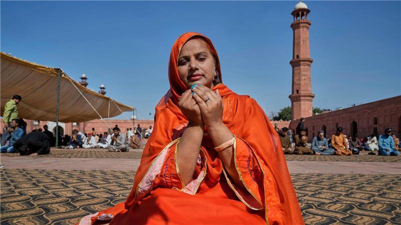 Letztes Freitagsgebet im Ramadan: Gläubige in der Badshahi-Moschee in Pakistan