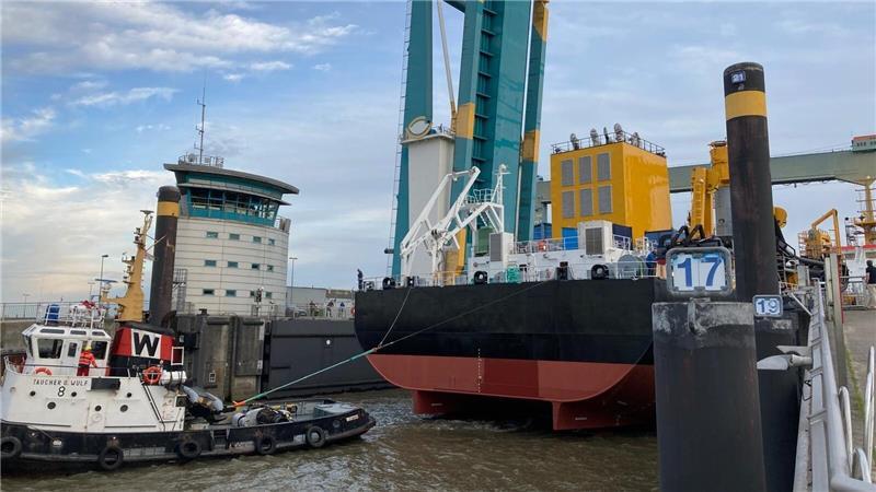 Letzter Sietas-Bau auf Probefahrt: Saugbagger wird zum Millionengrab Letztes Schiff der Traditionswerft: Die Osteriff verlässt am 1. Juni 2021 abends die Pella Sietas Werft in Neuenfelde auf dem Weg zu Blohm + Voss (Lürssen) in Hamburg durch das Este-Sperrwerk.