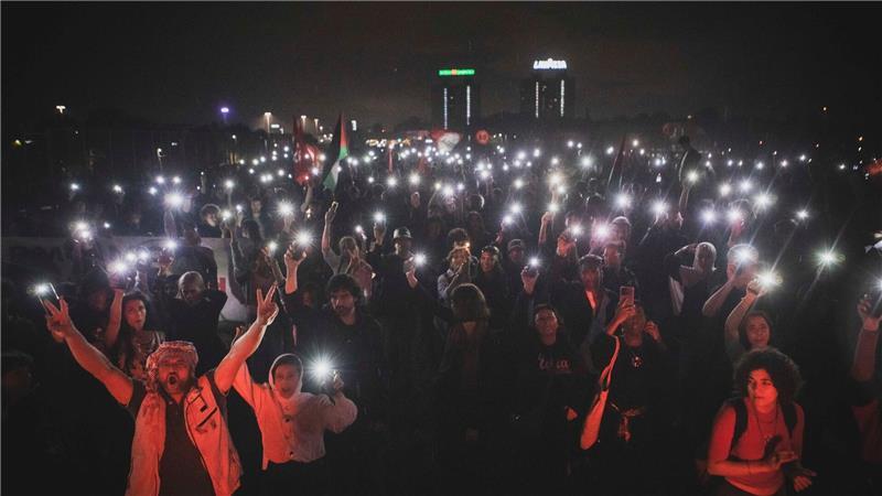 Leuchten für Gaza: Menschen fordern das Ende des Krieges im Nahen Osten.