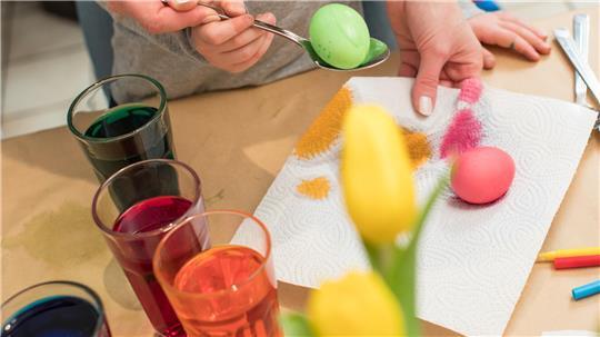 Leuchtend bunte Ostereier mit gutem Gefühl: Bei der Wahl der Farben lohnt sich ein Blick auf die Inhaltsstoffe. 