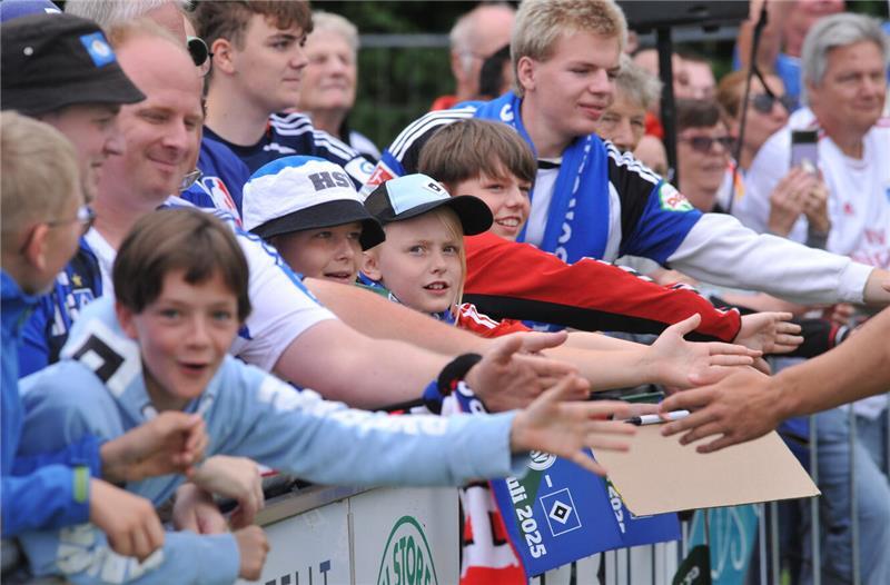 Elstorf verliert 1:8 gegen den HSV - aber jubelt am lautesten Kinder in HSV-Klamotten klatschen an der Bande mit Spielern ab.