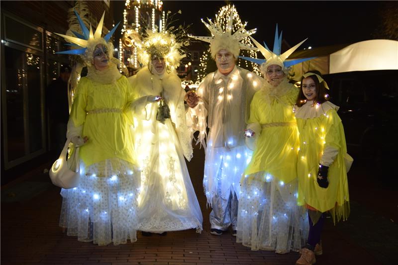 Leuchtende Elfen: In Stade wurde am Montagabend mit einer Lichtshow am Fischmarkt der skandinavische Weihnachtsmarkt  eröffnet. Fotos: Strüning