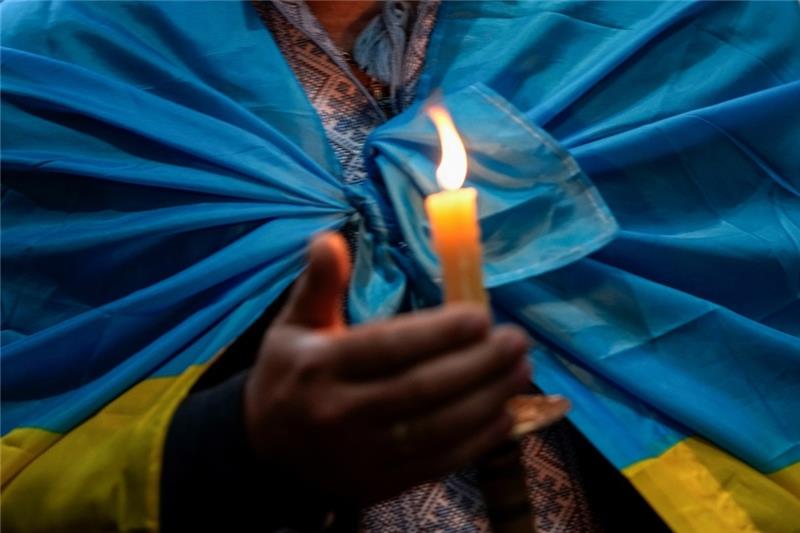 Leuchtende Zeichen gegen den Krieg: In Buxtehude und Stade finden am heutigen Dienstag Demonstrationen statt. Foto: Armando Franca/AP/dpa