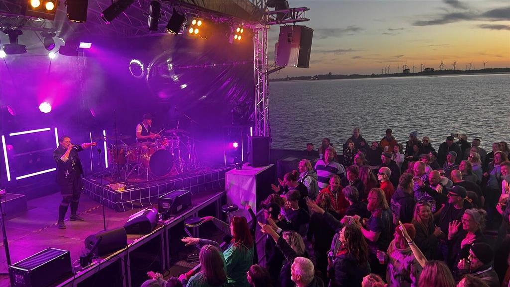 Leuchtender Himmel: Grossstadtgeflüster-Konzert auf der Elbe.