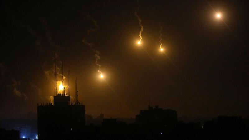 Israel rückt mit unverminderter Härte im Gazastreifen vor Leuchtraketen der israelischen Streitkräfte erhellen den Nachthimmel über Gaza-Stadt.