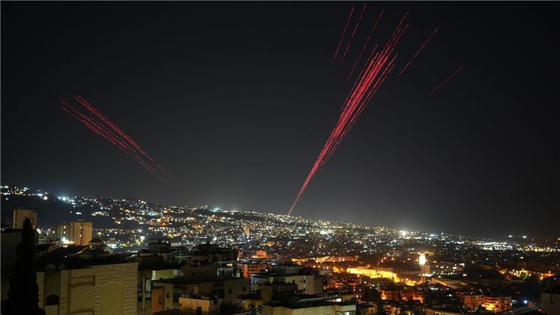 Leuchtspurgeschosse erhellen den Nachthimmel über Beirut, während Menschen nach Inkraftreten eines Waffenstillstands mit scharfer Munition in die Luft schießen.