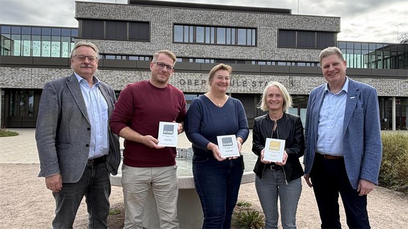 Leuchtturmprojekt: Thomas Friedrichs (von links), Alexander Eßer, Cordula Wuttke, Maren Wefer und Carsten Brokelmann vor dem Bildungscampus Riensförde (BCR).