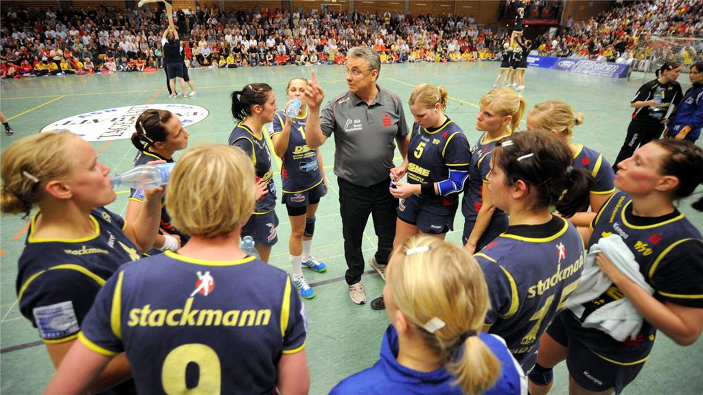 Leun spielte selbst Handball, fand seine Berufung aber an der Seitenlinie.