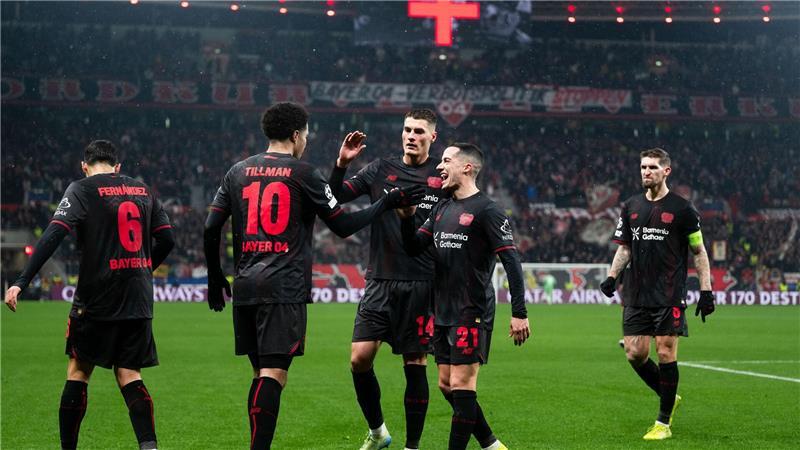 Leverkusen jubelt über das Tor zum 2:0 durch Malik Tillman. 