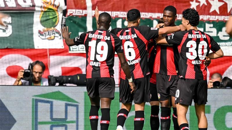 Remis gegen Leverkusen: Augsburg verliert Tabellenführung Leverkusen jubelt über den Führungstreffer von Christian Kofane.