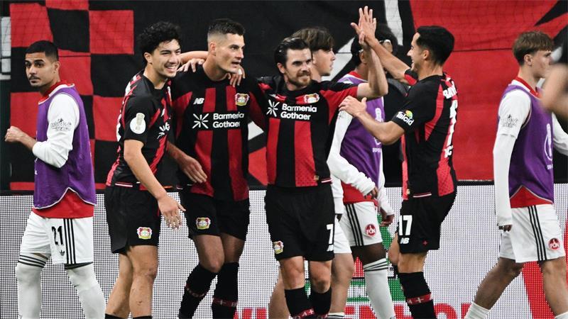 Leverkusen jubelt über den Treffer zum 3:2. 