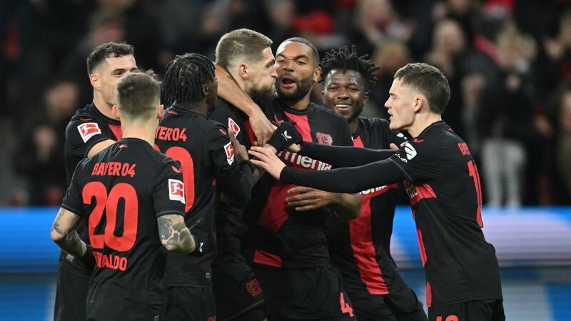 Torwart-Patzer bringen Leverkusen den Rekord – Bayern unter Druck Leverkusen konnte den Vorsprung auf die Bayern zumindest vorübergehend auf elf Punkte ausbauen.