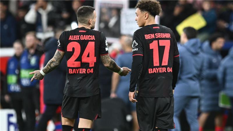 Bilder des Tages Leverkusens Aleix Garcia (l) und Leverkusens Eliesse Ben Seghir reagieren nach dem Spiel gegen Paris Saint-Germain.