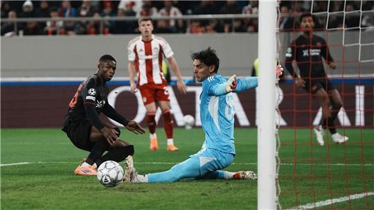 Leverkusens Christian Kofane scheitert an Piräus-Keeper Konstantinos Tzolakis. 