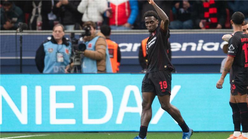 Nach Paris-Schock: Leverkusen stoppt Freiburgs Serie Leverkusens Ernest Poku jubelt über seinen Treffer zum 1:0.