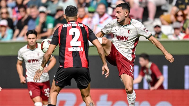 Leverkusens Facundo Medina (links) und Arijon Ibrahimovic vom FC Augsburg kämpfen um den Ball.