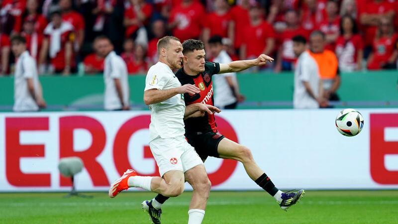 Leverkusens Florian Wirtz (r) im Zweikampf mit Kaiserslauterns Ben Zolinski.