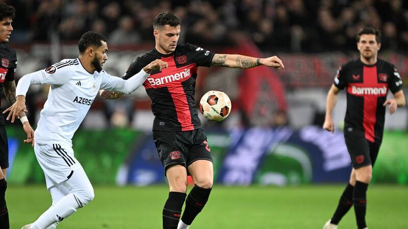 Xhaka nach Karabach-Krimi: Mentalität „unfassbar“ Leverkusens Granit Xhaka (M) und Agdams Juninho kämpfen um den Ball.