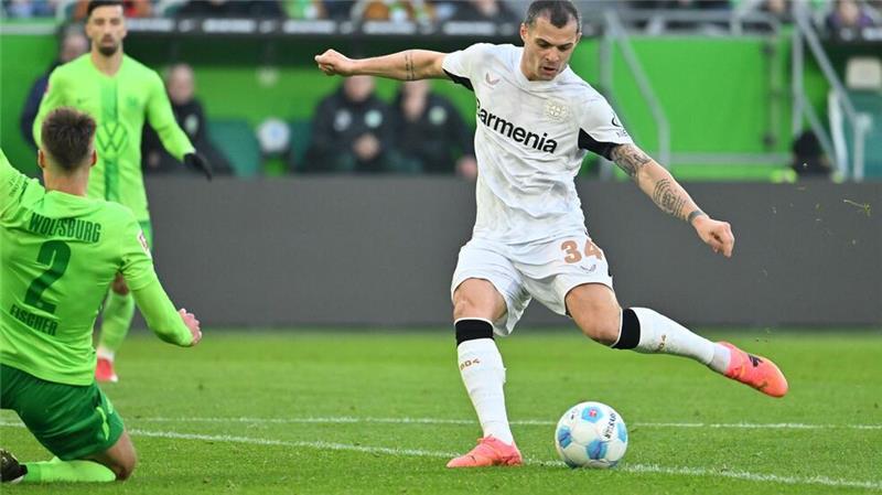 Leverkusens Granit Xhaka (r) beim Torschuss gegen Wolfsburg