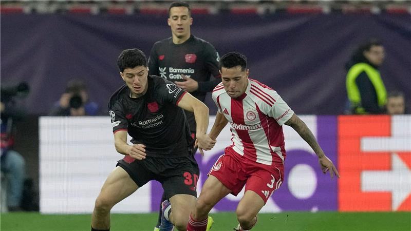 Leverkusens Ibrahim Maza (l) und Francisco Ortega von Olympiakos kämpfen um den Ball.