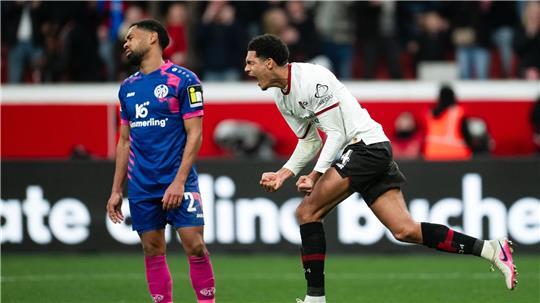 Leverkusens Jarell Quansah jubelt über den Ausgleich. 