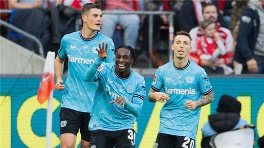 Leverkusens Jeremie Frimpong (M) bejubelt sein Tor zum 1:0.