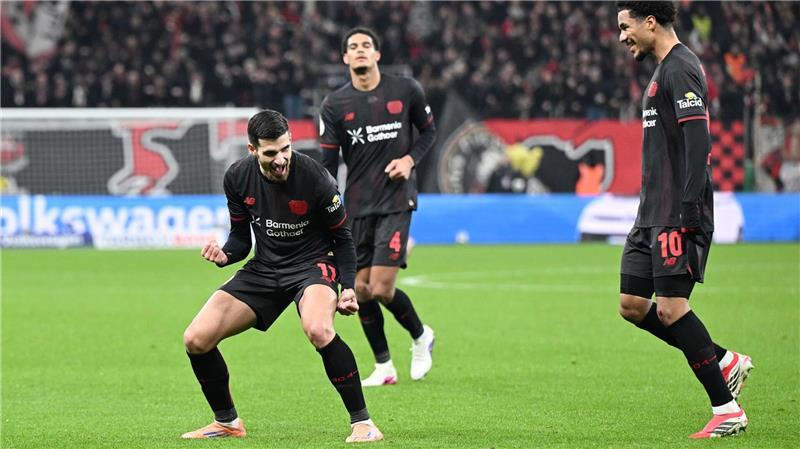 Leverkusens Martin Terrier jubelt über sein Tor zum 1:0. 