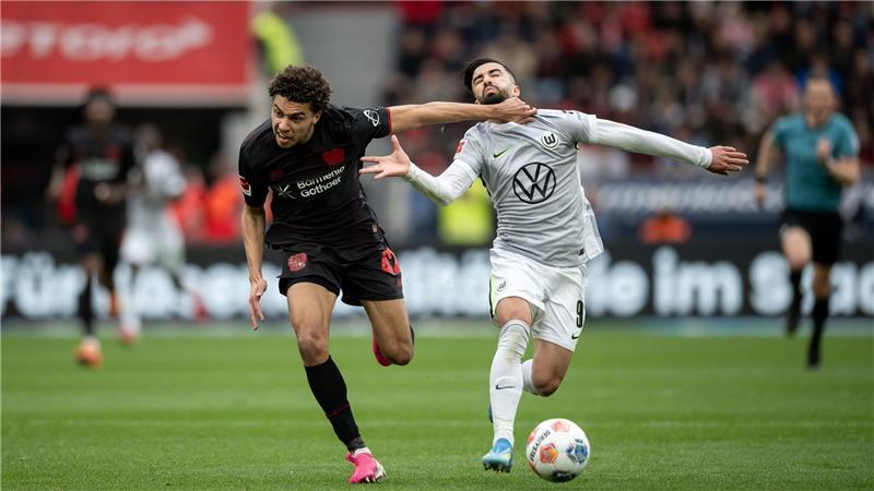 Leverkusens Montrell Culbreath im Zweikampf mit Mohamed Amoura. 