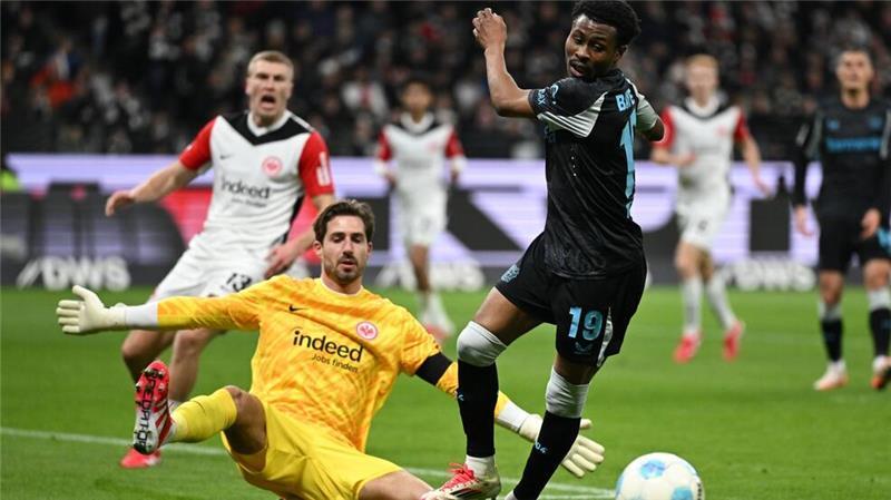 Bayer-Sieg mit Dreierpack in weniger als zehn Minuten Leverkusens Nathan Tella (r) sorgte bei Eintracht Frankfurt für die 1:0-Führung.