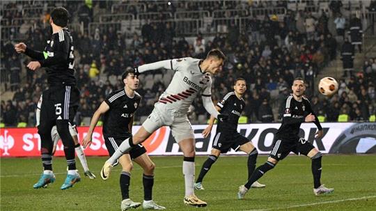 Leverkusens Patrik Schick (M) erzielt per Kopf das Tor zum 2:2.