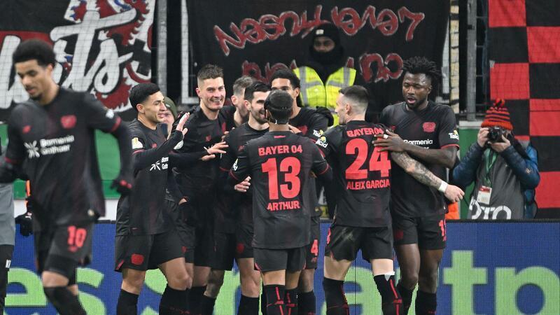 Leverkusens Patrik Schick jubelt mit seinen Mannchaftskollegen über 2:0.