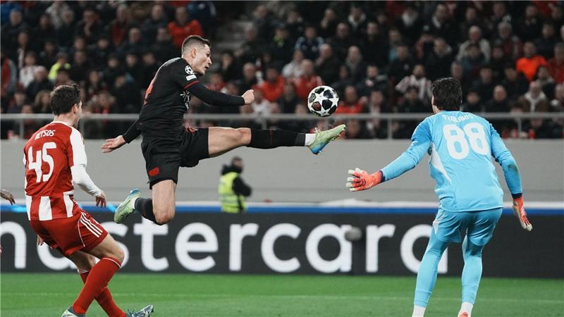 Leverkusens Patrik Schick scheitere in Halbzeit eins an Piräus-Keeper Konstantinos Tzolakis. 