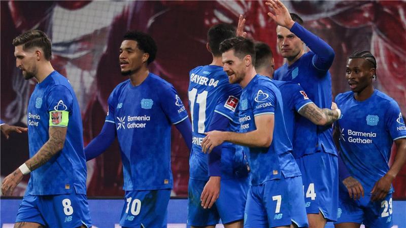 Leverkusens Spieler um Torschütze Patrik Schick (2.v.r., Bayer Leverkusen) jubeln nach dem Führungstreffer.