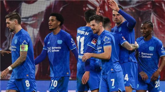 Leverkusens Spieler um Torschütze Patrik Schick (2.v.r., Bayer Leverkusen) jubeln nach dem Führungstreffer.