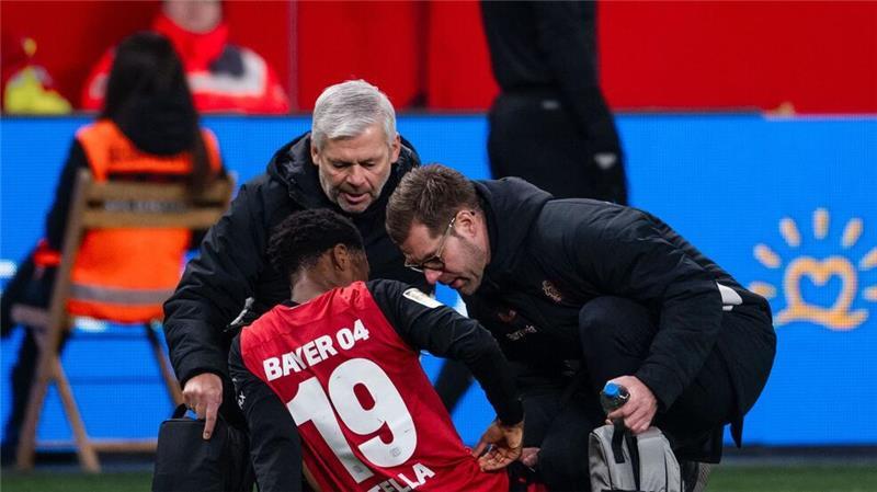 Boniface trifft nach geplatztem Wechsel bei Leverkusen-Sieg Leverkusens Tella verletzt sich.