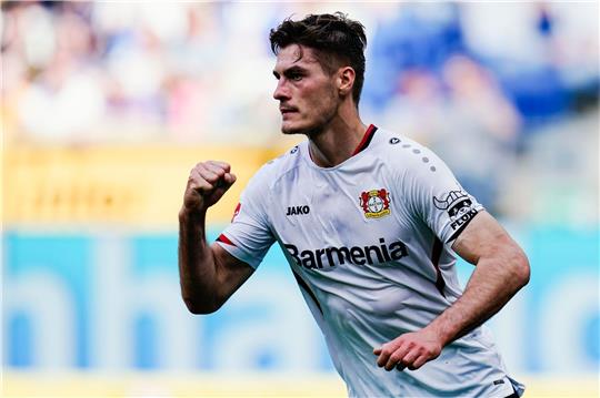 Leverkusens Torschütze Patrik Schick jubelt über das Tor zum 1:1.