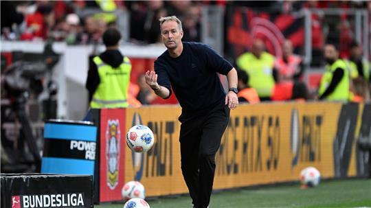 Leverkusens Trainer Kasper Hjulmand bittet beim Aufbau der neuen Werkself um Geduld. (Archivbild)
