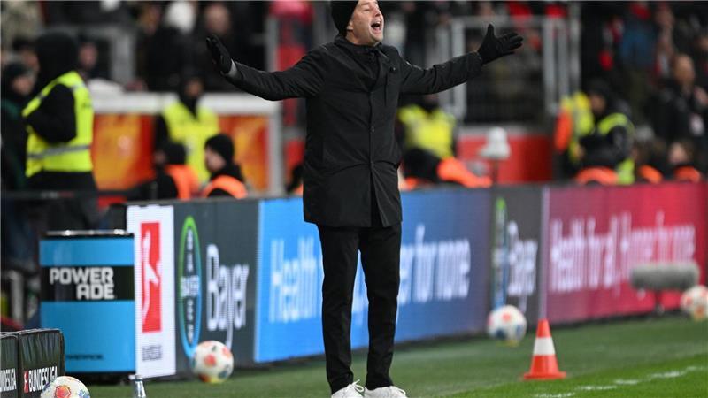 Leverkusens Trainer Kasper Hjulmand traute seinen Augen nicht.