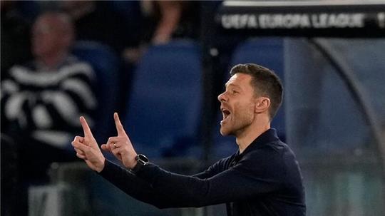 Leverkusens Trainer Xabi Alonso hat mit seinem Team das Halbfinal-Hinspiel der Europa League in Rom mit 2:0 gewonnen.