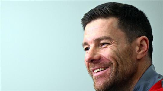 Leverkusens Trainer Xabi Alonso kann mit seinem Team das Triple holen.